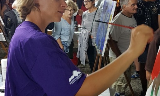 Lucie LLONG crée une peinture sur le rugby à l'occasion de la nuits des regards