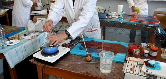 Stage de peinture sur les techniques mixtes (cire et pigments) organisé par Lucie LLONG dans le Puy de dôme : la technique