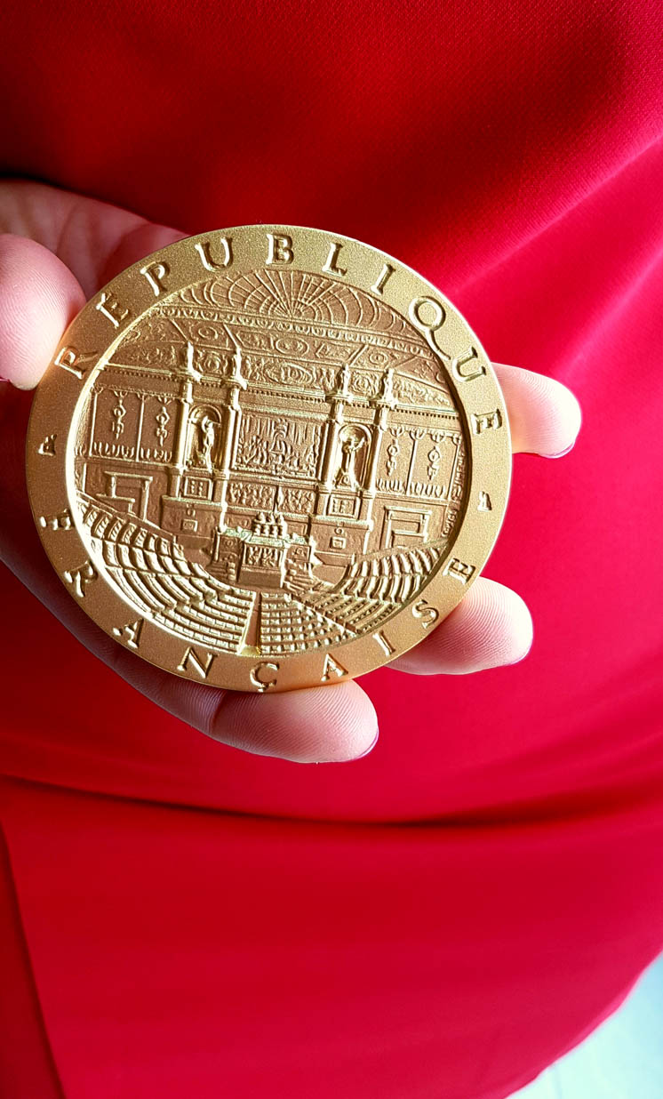Récompense : la médaille de l'assemblée nationale reçue par Lucie LLONG pour son travail artistique