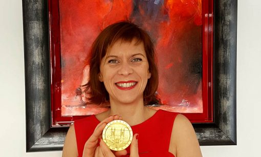 Récompense : la médaille de l'assemblée nationale reçue par Lucie LLONG pour son travail artistique