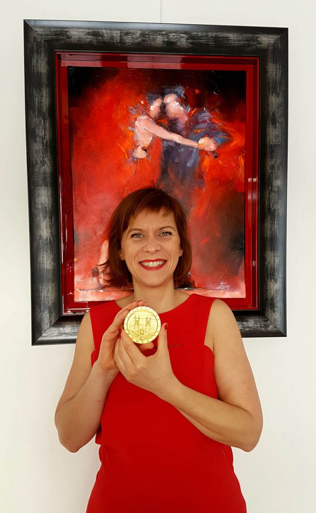 lucie_llong_invitée_d’honneur_salon_de_peinture_médaille_de_l’assemblée_nationale_2 Récompense : la médaille de l'assemblée nationale reçue par Lucie LLONG pour son travail artistique