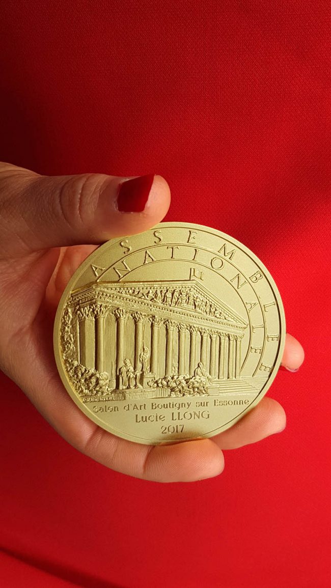 lucie_llong_invitée_d’honneur_salon_de_peinture_médaille_de_l’assemblée_nationale_3 Récompense : la médaille de l'assemblée nationale reçue par Lucie LLONG pour son travail artistique