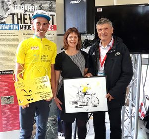 art tableau sport cyclisme : entourée par le double vainqueur du tour de France, Bernard Thévenet et le vainqueur du jour, Antoine Raugel du tour cycliste de l'API 2018