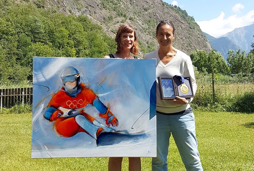 Art peinture sur toile tableau sport de glisse : La championne olympique Isabelle Blanc pose avec son tableau et sa médaille d'or gagnée aux jeux olympiques de Salt Lake City en 2002