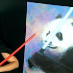 Peinture POPART starwars panda jedi : Lucie LLONG, artiste peintre du mouvement et son pandawan face à face