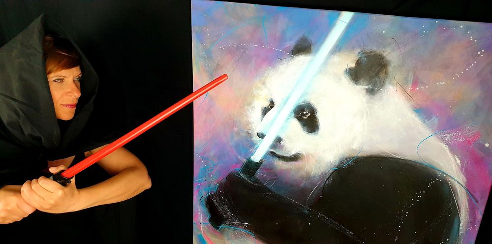 Peinture POPART starwars panda jedi : Lucie LLONG, artiste peintre du mouvement et son pandawan face à face