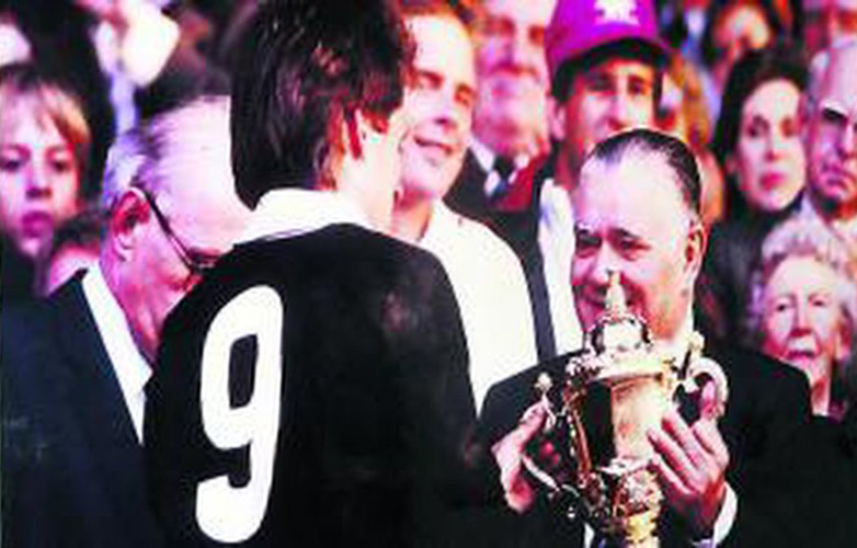 Fondation Ferrasse : Albert Ferrasse remet la première coupe du monde à David Kirk, le capitaine des All Blacks en 1987 aprés leur victoire face au XV de France
