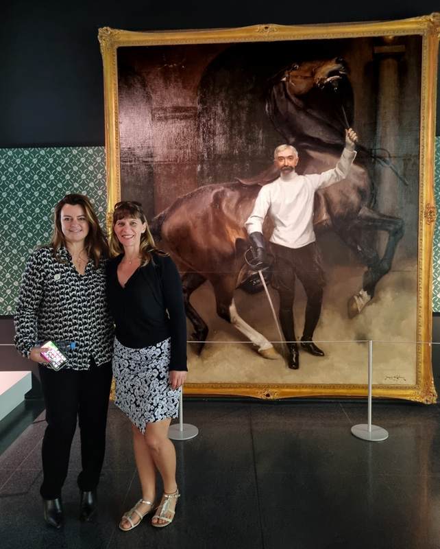 Diane de Navacelle de Coubertin et Lucie LLONG devant le tableau de Pierre de Coubertin au musée du sport de Lausanne