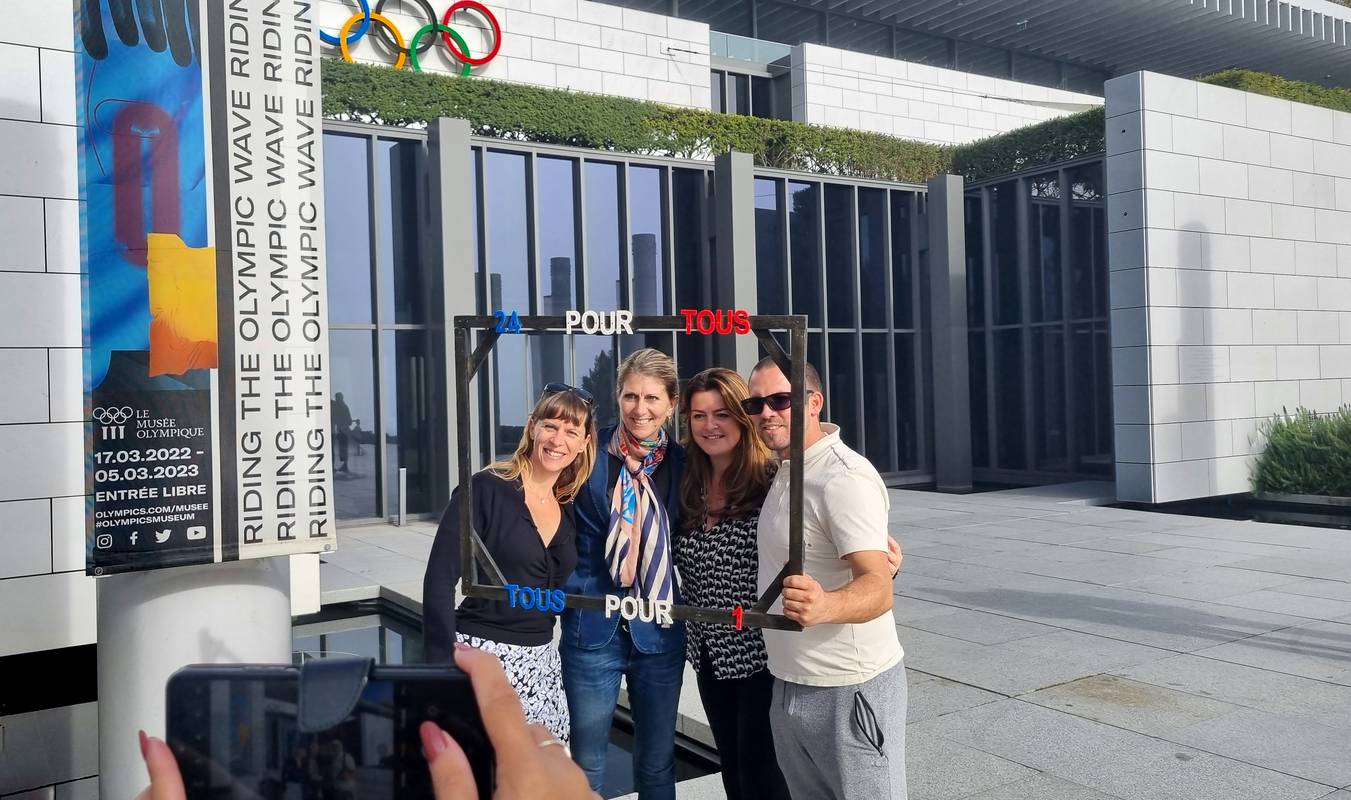 Dianne de Navacelle de Coubertin, Eva Serrano, athlète olympique et Lucie LLONG et Guillaume Renoud devant le musée de l'olympisme de lausanne