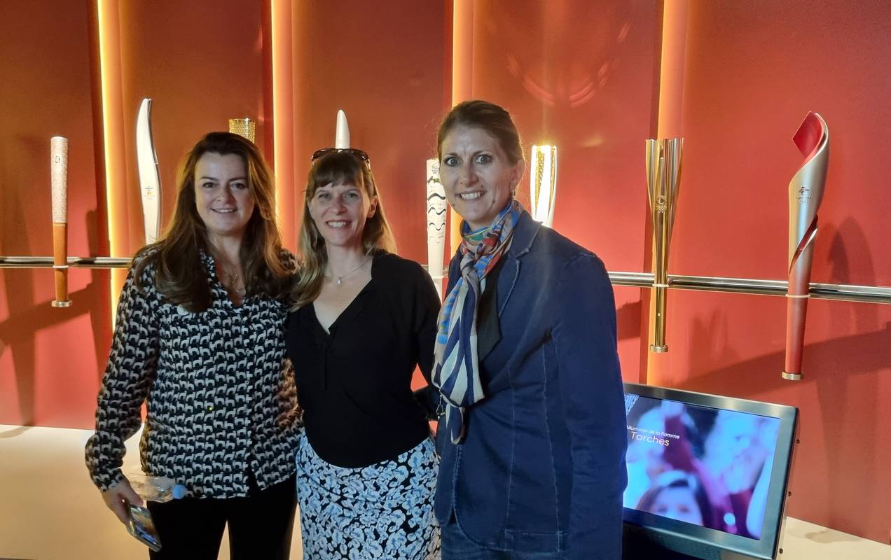 Diane de navacelle de Coubertin, Eva Serrano, athlète olympique et Lucie llong devant les torches olympiques au musée de l'olympisme de Lausanne